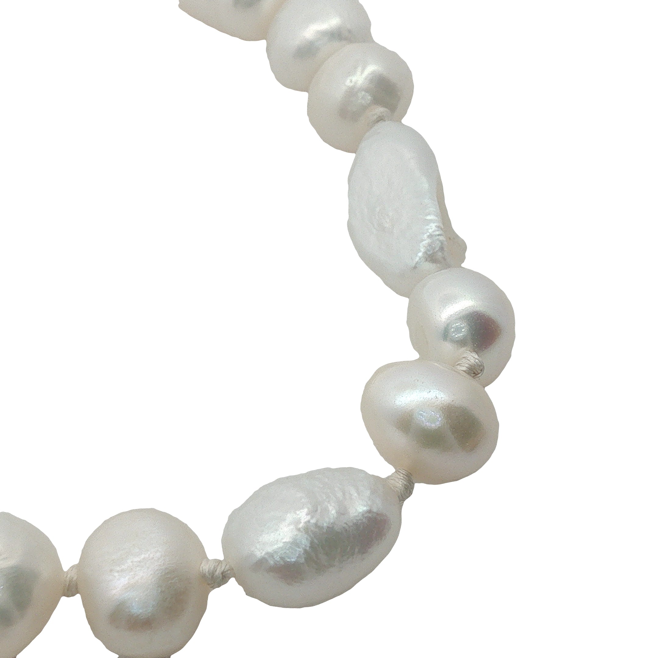 Collier doré perles de culture de différentes tailles avec noeuds blancs 50 cm