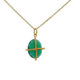 Collier doré Onyx verte dans une cage dorée 42 cm