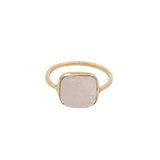 Bague dorée fleur gravée dans le quartz rose