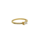 Bague dorée fine pierre carrée et zircons
