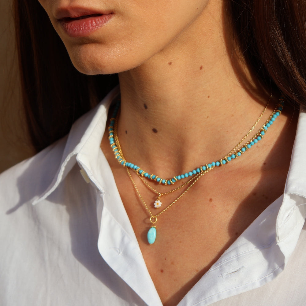 Collier doré pierres naturelles et couronnes dorées 44 cm