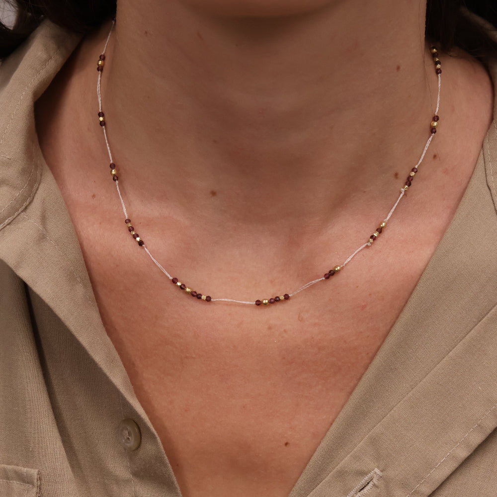 Collier doré fil beige et pierres naturelles 42 cm