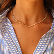 Collier doré pierres naturelles et couronnes dorées 44 cm