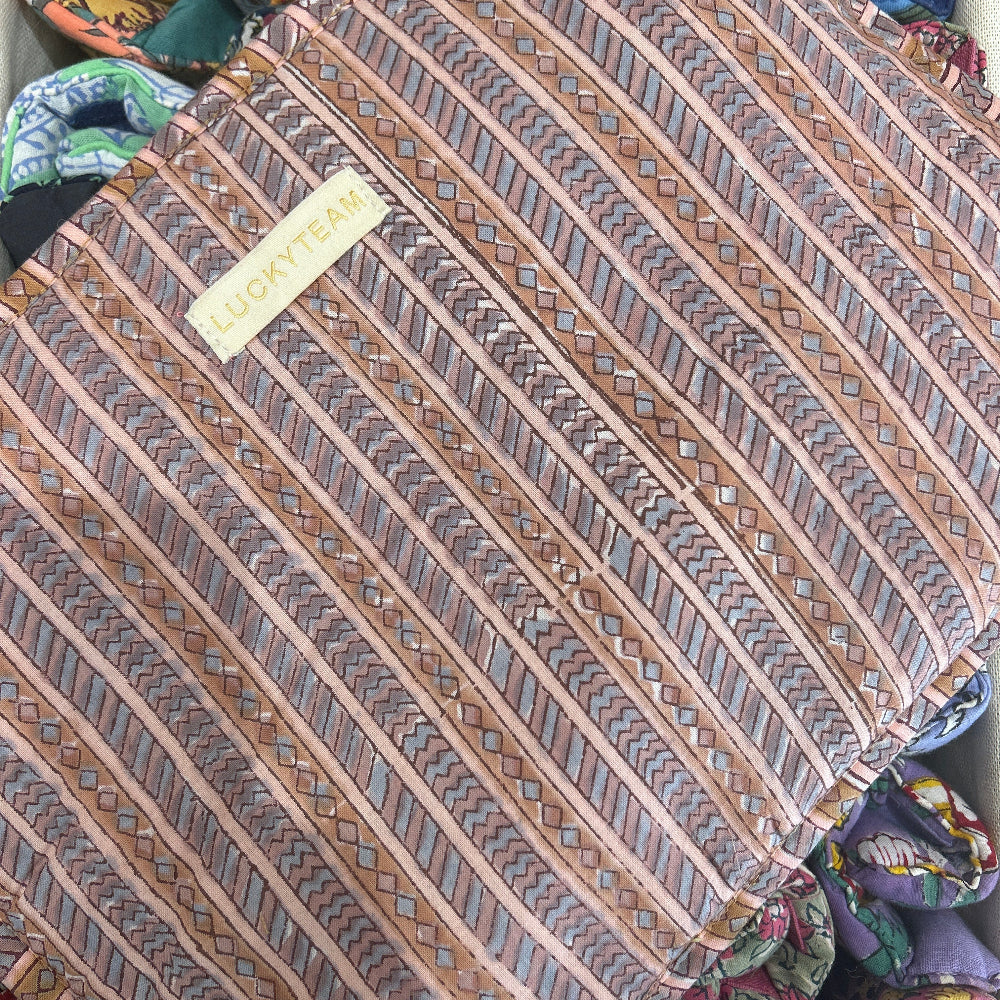 Grande pochette de voyage à rayures roses et bleues