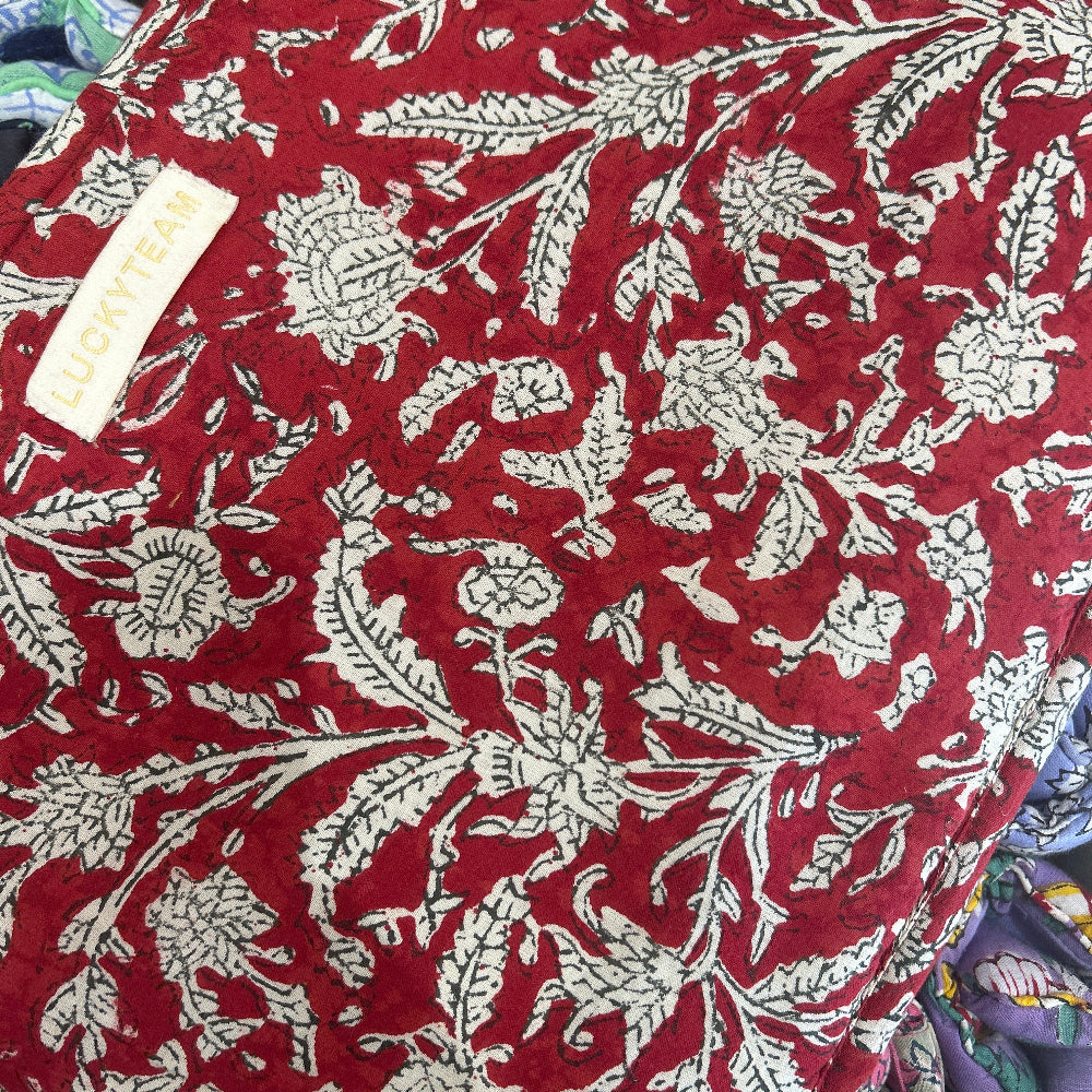 Grande pochette de voyage rouge à fleurs blanches