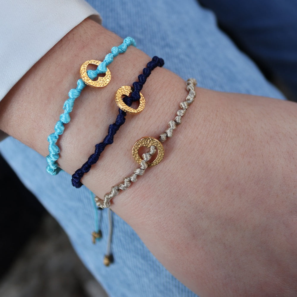 Bracelet sur cordon turquoise médaille dorée coeur ajouré