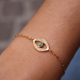 Bracelet doré oeil évidé avec onyx verte avec zircons blancs