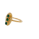 Bague dorée martelée ovale et trio d'onyx verte