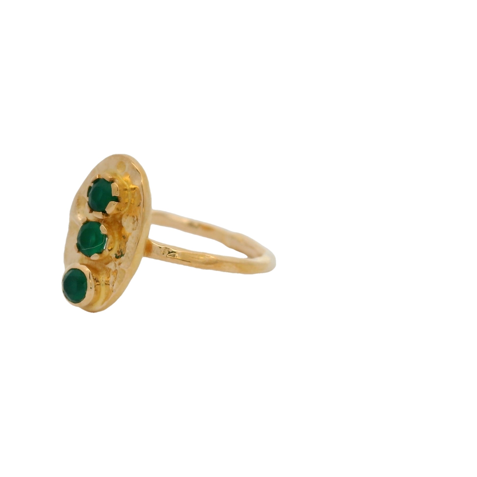 Bague dorée martelée ovale et trio d'onyx verte