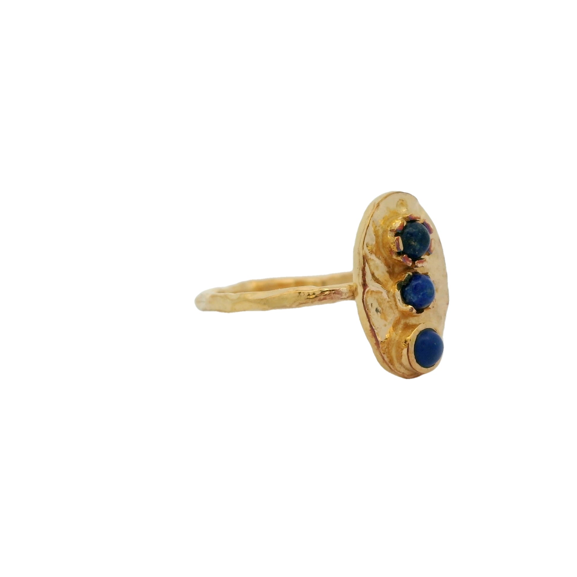 Bague dorée martelée ovale et trio de pierres
