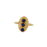 Bague dorée martelée ovale et trio de pierres