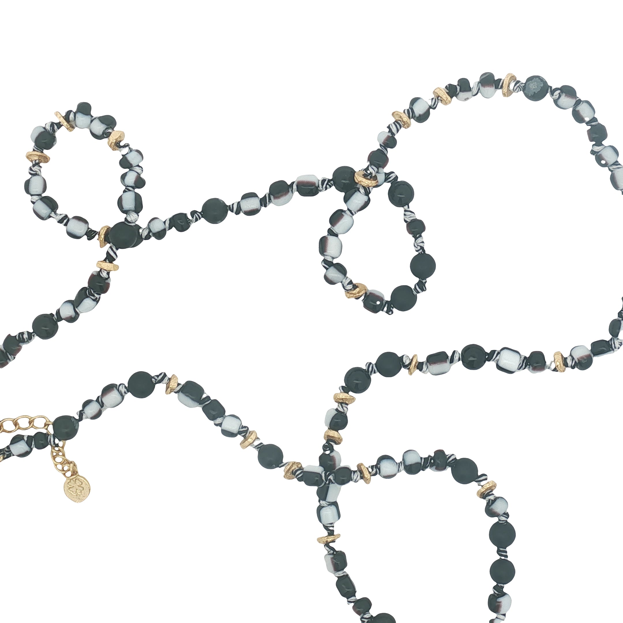 Collier doré perles noires et blanches, disques dorés et noeuds noirs 60 cm