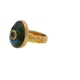 Bague dorée martelée et pierre facettée