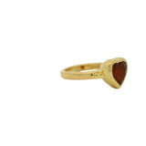 Bague dorée coeur en onyx rouge