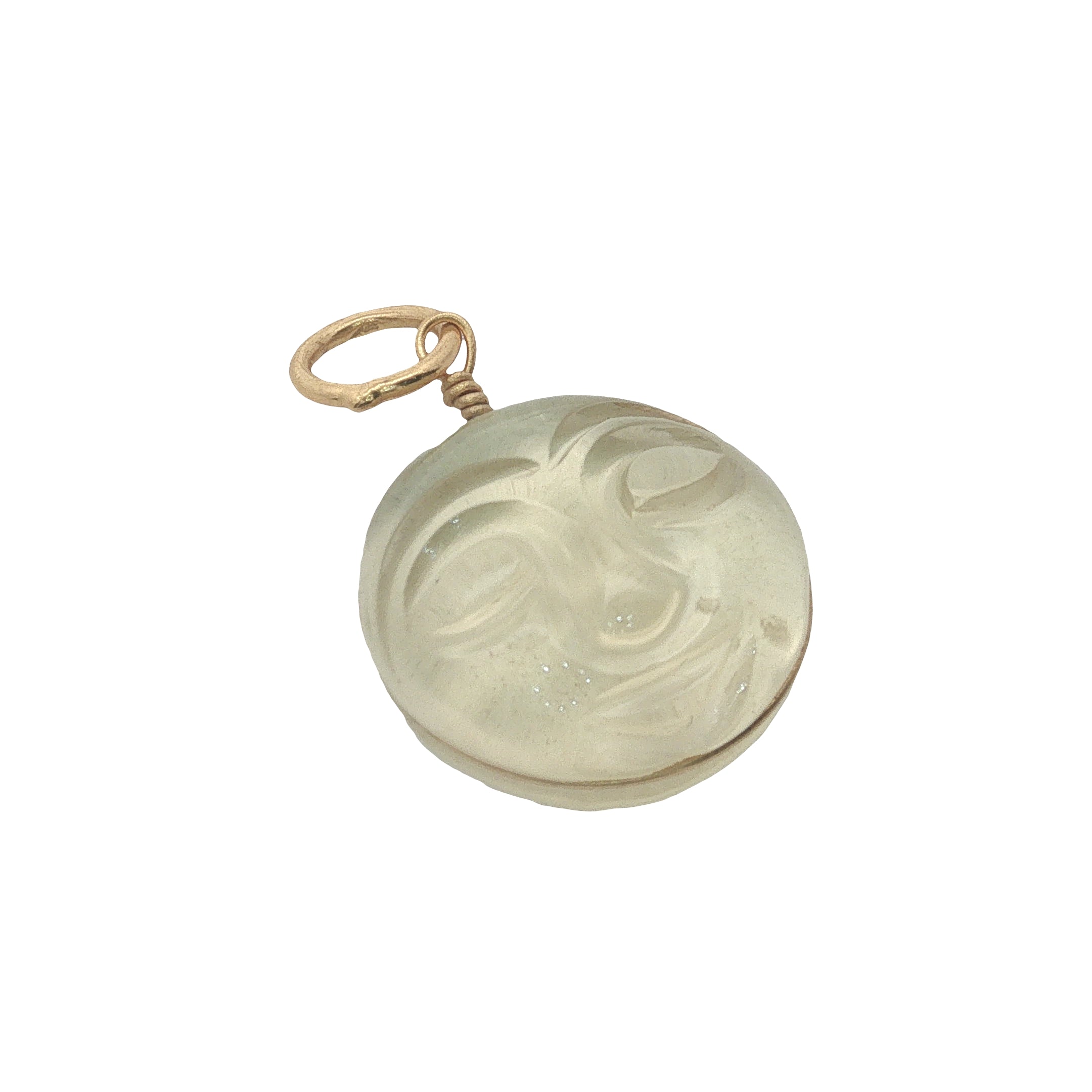 Charms médaille avec visage taillé dans du quartz citron entourée d'un fil doré