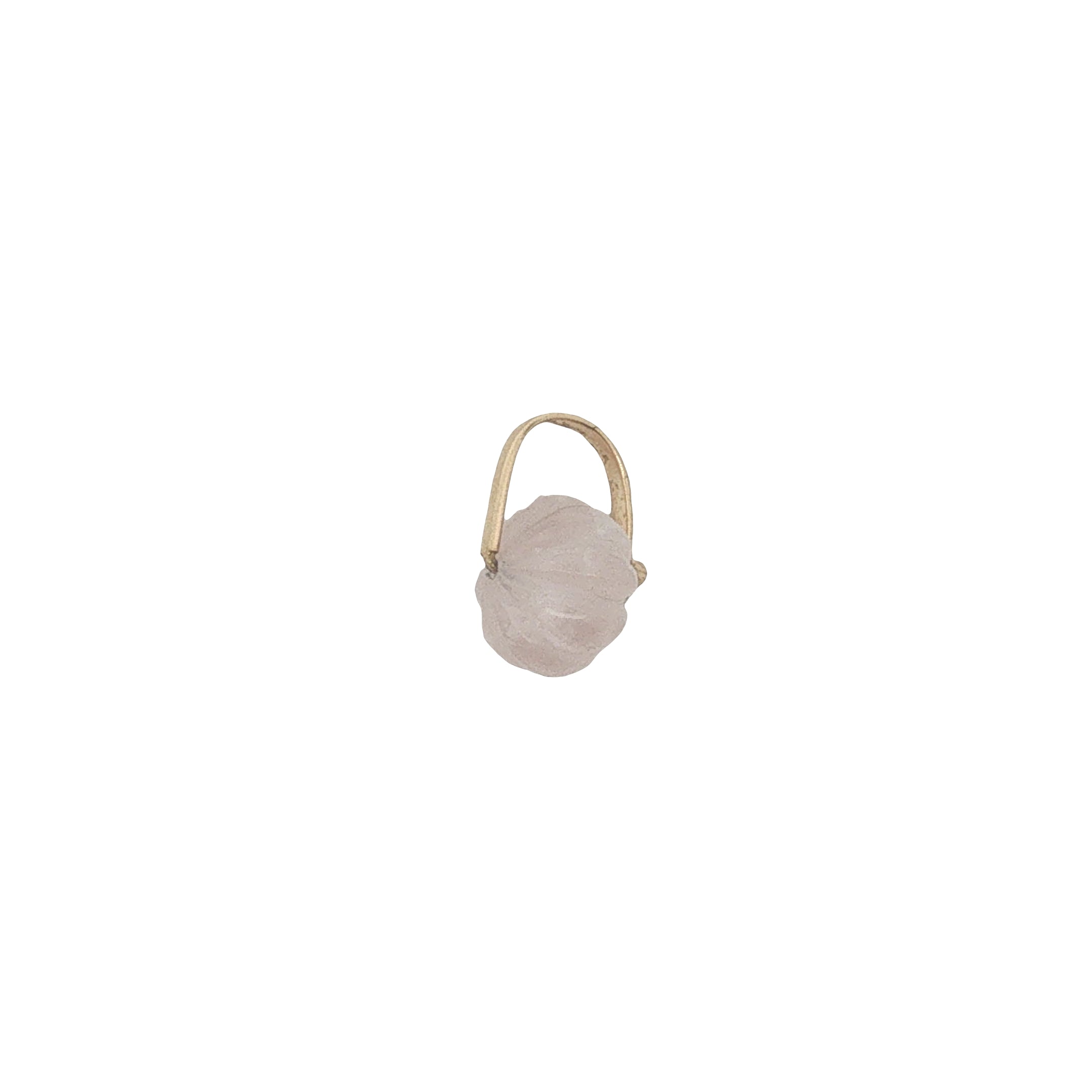 Charms doré fleur taillée dans du quartz rose avec étrier