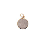 Charms médaille avec visage taillé dans du quartz rose entourée d'un fil doré