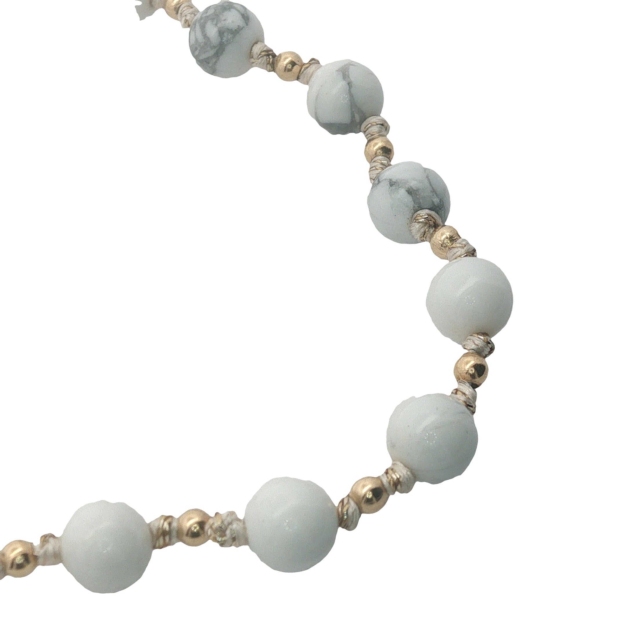 Collier doré perles blanches marbrées et perles dorées 42 cm
