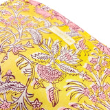 Grande pochette de voyage jaune à fleurs roses et blanches