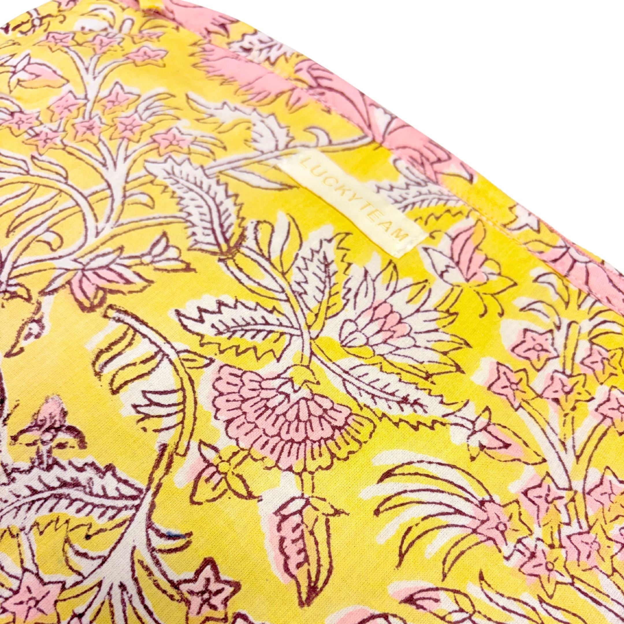 Grande pochette de voyage jaune à fleurs roses et blanches