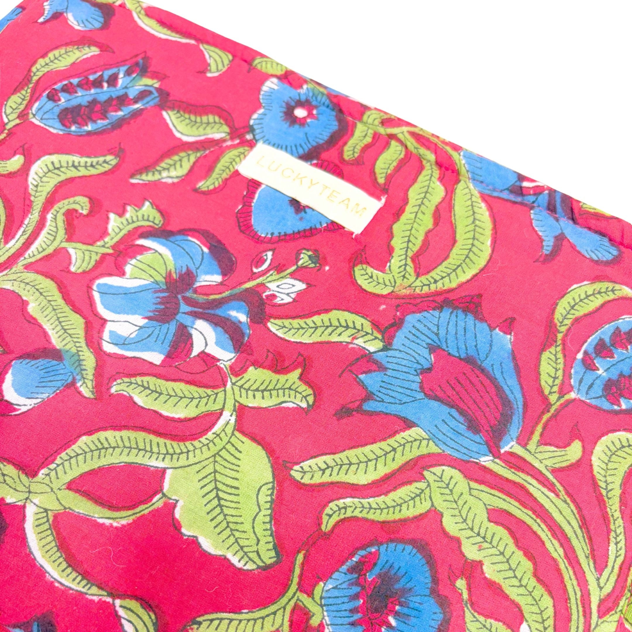 Grande pochette de voyage rouge et verte à fleurs bleues