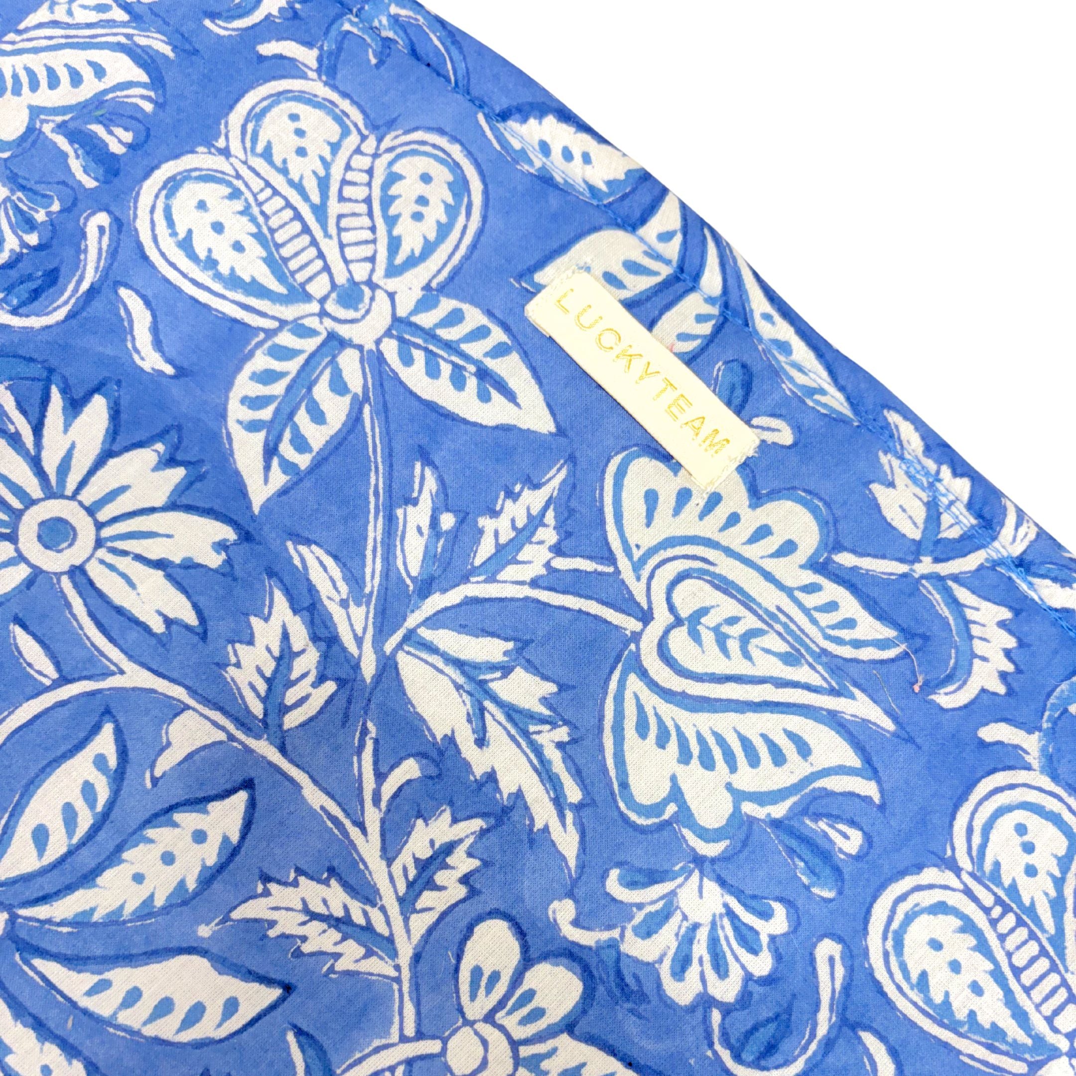 Grande pochette de voyage bleu roi à fleurs blanches