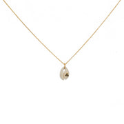 Collier doré pendentif cauri et zircons noirs