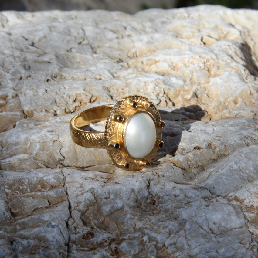 Bague dorée XXL pierre cabochon - 52 / PERLE & TOURMALINE
