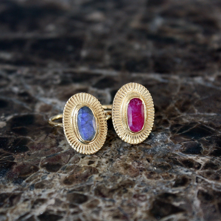 Bague dorée ovale et pierre naturelle