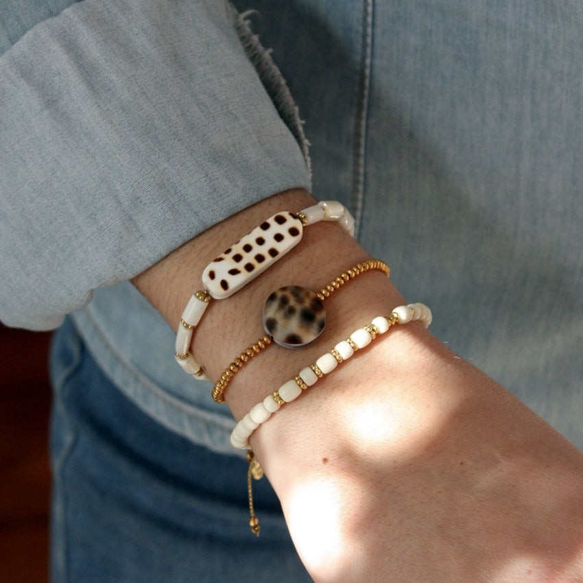 Bracelet cordon disques dorés et coquillage