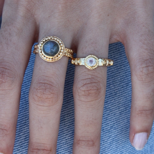 Bague dorée texturée et pierre cabochon - 50 / LABRADORITE