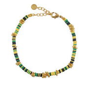 Bracelet doré et disques de vinyle