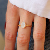 Bague dorée pierre ovale serti ouvert