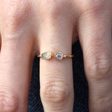 Bague dorée martelée ouverte et 2 pierres - 50 / PREHNITE
